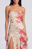 Vestido floral fruncido sin tirantes de marfil con abertura