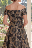 Una línea negra de hombros descubiertos Jacquard floral largo vestido de madre de la novia