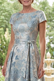 Vestido largo de madre de la novia con cuello bateau jacquard azul A-line con lazo
