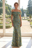 Vestido de tul sirena verde bordado con hombros descubiertos de la madre de la novia