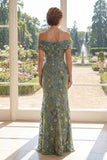 Vestido de tul sirena verde bordado con hombros descubiertos de la madre de la novia