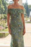 Vestido de tul sirena verde bordado con hombros descubiertos de la madre de la novia