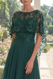 Tul verde oscuro con cuentas y vestido largo de madre de la novia con capa