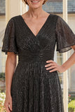 Vestido largo de madre de la novia negro en línea en A, escote en V, con mangas aleteadas