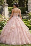 Vestido de baile sin tirantes con cuentas y volantes rosa de quinceañera