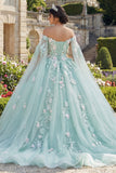 Vestido de baile verde con aplíquas al descubierto y mangas capa