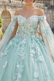 Vestido de baile verde con aplíquas al descubierto y mangas capa