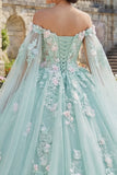 Vestido de baile verde con aplíquas al descubierto y mangas capa