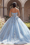 Vestido de gala de quinceañera con corsé azul sin tirantes con apliques.