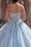 Vestido de gala de quinceañera con corsé azul sin tirantes con apliques.