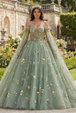 Vestido de baile verde descubierto con flores de quinceañera y mangas tipo capa