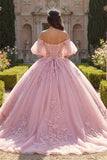 Vestido de baile rosa con aplíquos de hombros descubiertos y mangas abombadas