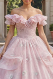 Vestido de baile rosa con purpurina y volantes descubierto con hombros