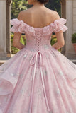 Vestido de baile rosa con purpurina y volantes descubierto con hombros
