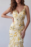 Vestido formal de sirena con volantes florales amarillo claro y tirantes finos