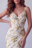 Vestido formal de sirena con volantes florales amarillo claro y tirantes finos
