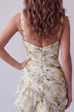 Vestido formal de sirena con volantes florales amarillo claro y tirantes finos
