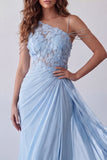 Vestido formal de gasa azul cielo con un solo hombro y serpentina