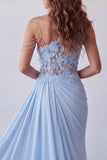 Vestido formal de gasa azul cielo con un solo hombro y serpentina