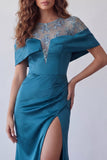 Vestido formal de sirena de satén de satén azul pavo real transparente con hombros descubiertos