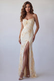 Vestido formal floral de sirena amarillo claro con tiras de cadena de pedrería