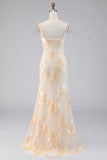 Vestido formal floral de sirena amarillo claro con tiras de cadena de pedrería