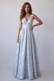 Vestido formal largo azul claro de línea en V con escote en V y flores fruncidas,