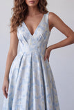Vestido formal largo azul claro de línea en V con escote en V y flores fruncidas,