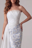 Vestido formal largo de corte azul claro sin tirantes con flores fruncidas, largo y fajilla
