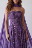 Vestido formal largo de gasa morada en línea A sin tirantes con bufanda al cuello