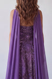 Vestido formal largo de gasa morada en línea A sin tirantes con bufanda al cuello