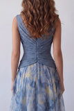 Vestido formal largo y floral arrugado azul polvoriento de escote en V azul polvoriento