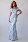 Vestido largo de sirena azul cielo con hombros descubiertos