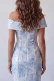 Vestido largo de sirena azul cielo con hombros descubiertos