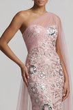 Vestido largo de madre de la novia rosa brillante con cuentas de sirena y capa lateral
