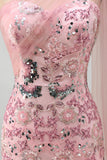 Vestido largo de madre de la novia rosa brillante con cuentas de sirena y capa lateral