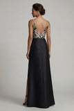 Vestido negro largo de cuello en V con flores de madre de la novia y abertura