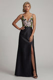 Vestido negro largo de cuello en V con flores de madre de la novia y abertura