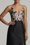 Vestido negro largo de cuello en V con flores de madre de la novia y abertura