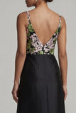 Vestido negro largo de cuello en V con flores de madre de la novia y abertura