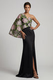 Vestido largo de sirena negra con flores y capa lateral