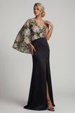 Vestido largo de sirena negra con flores y capa lateral