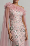 Vestido largo de sirena rosa brillante con volantes, con cuentas y capa