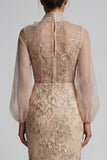 Vestido de Madre de la Novia con cuello alto de sirena aplicado a Champagen y lazo
