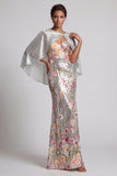 Vestido largo de sirena de sirena plateada con brillante flor y capa