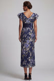 Vestido de madre de novia floral azul marino con funda con volantes