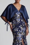 Vestido largo de sirena floral azul marino con capa