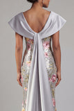 Vestido largo de sirena de lentejuejas plateadas con capa