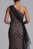 Vestido largo de sirena de un hombro de cuadros negro con volantes