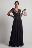 Vestido de madre de la novia con líneas largas de chiffon negro brillante y plisados
